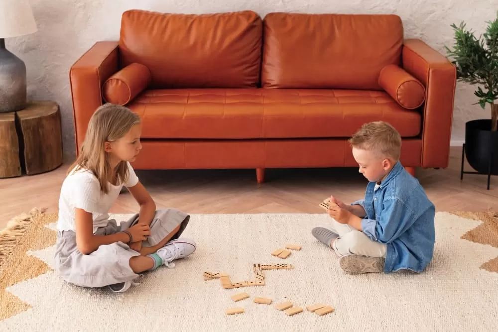 Enfants qui jouent au sol