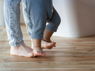 pieds de bébé et d'un parent sur plancher chauffant